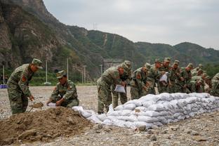 效率不高！布克半场15中5得到15分4篮板